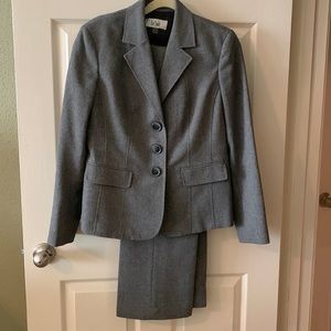 Ladies business suit. Le Suit, light gray, size 8.